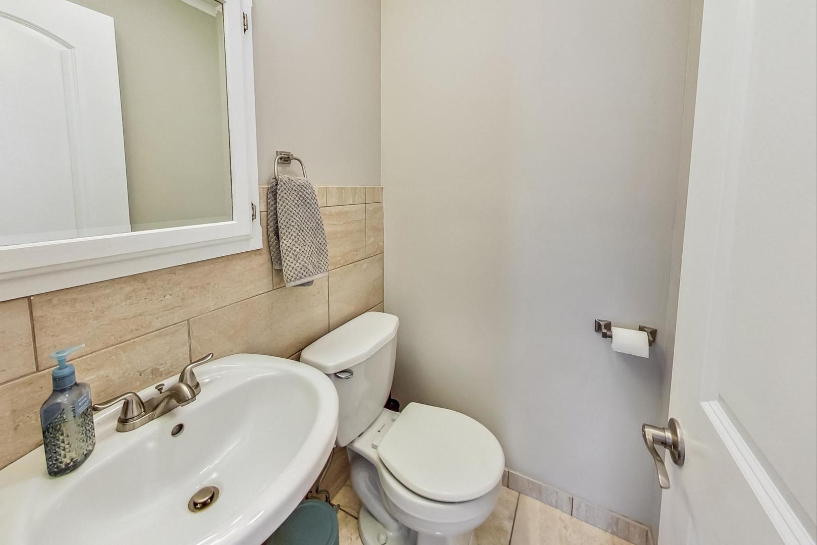 824 Florence Drive Park Ridge, IL 60068 - Photo 12 of 45 a bathroom with a sink mirror and toilet