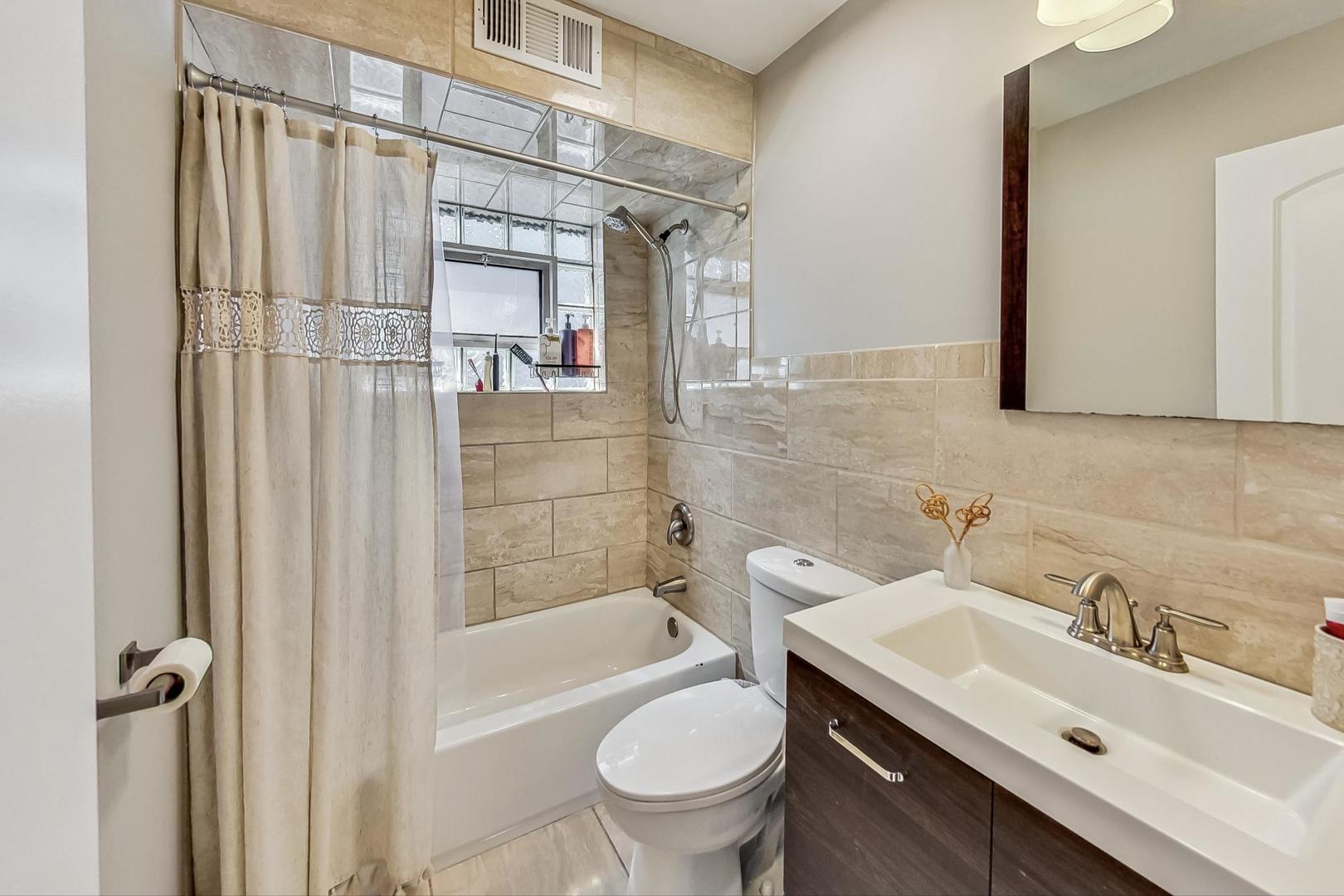 824 Florence Drive Park Ridge, IL 60068 - Photo 22 of 45 a bathroom with a sink toilet and shower