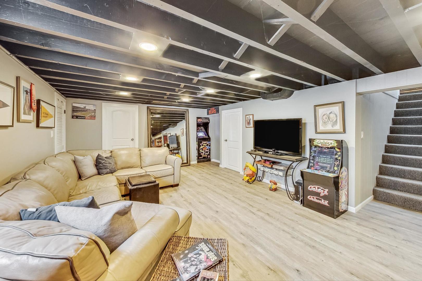 824 Florence Drive Park Ridge, IL 60068 - Photo 23 of 45 a living room with furniture and a flat screen tv