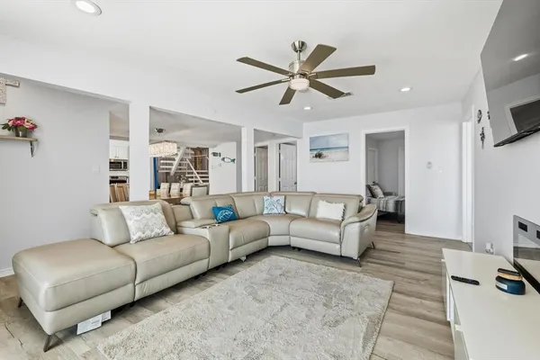 $2,850 | 732 Blue Fathom Drive, Runaway Bay, TX 76426