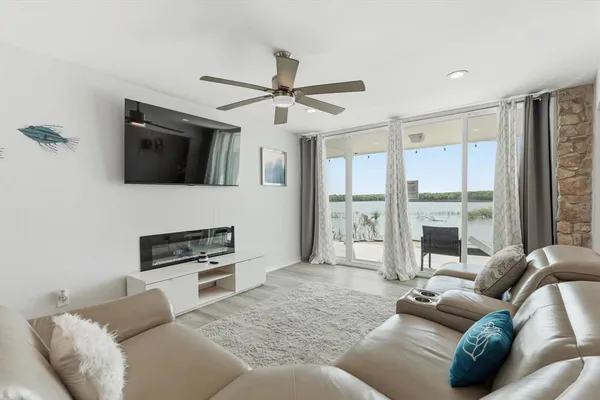 $2,850 | 732 Blue Fathom Drive, Runaway Bay, TX 76426