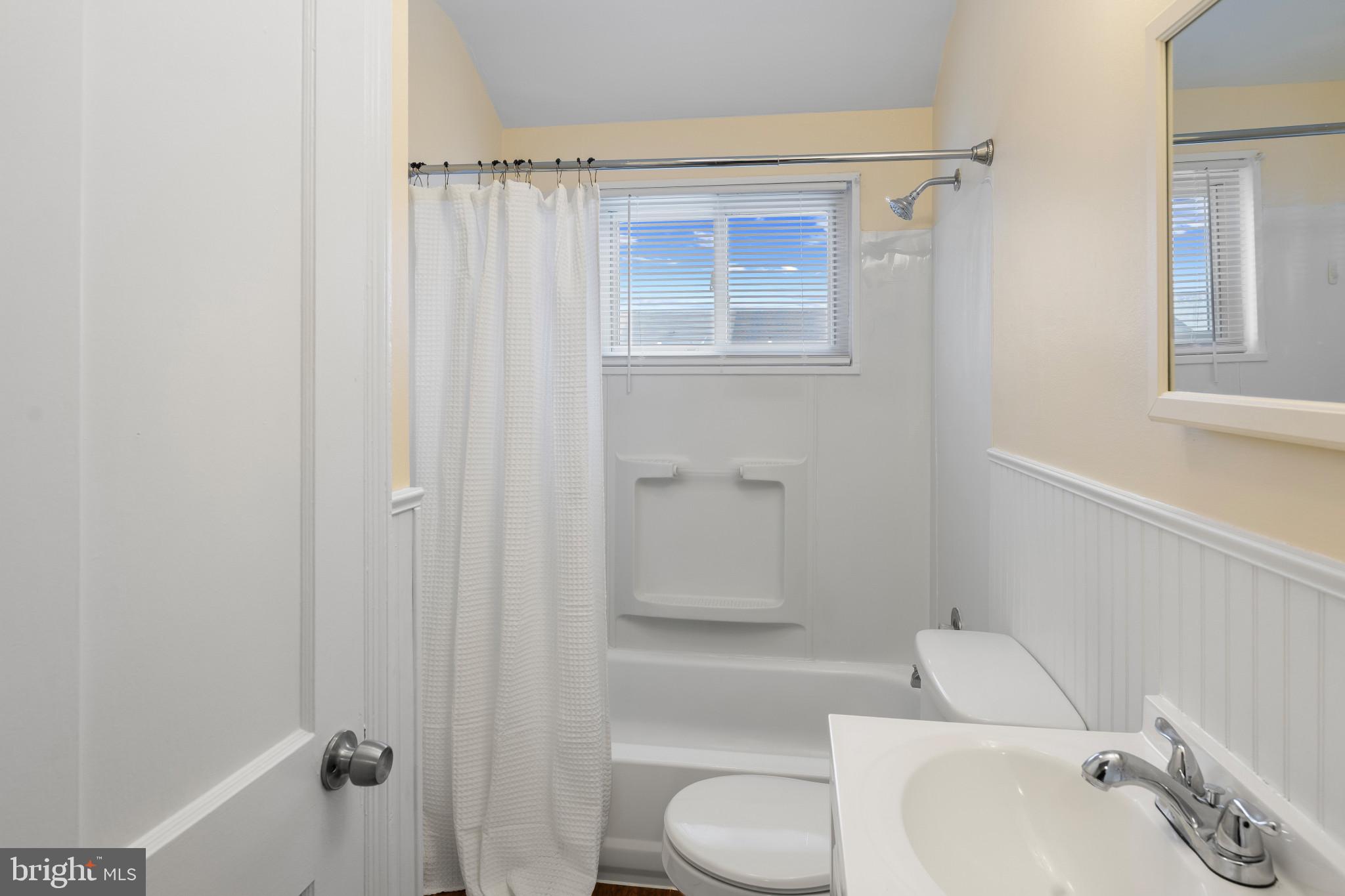 1928 Inverton Road Baltimore, MD 21222 - Photo 17 of 31 Full Bathroom