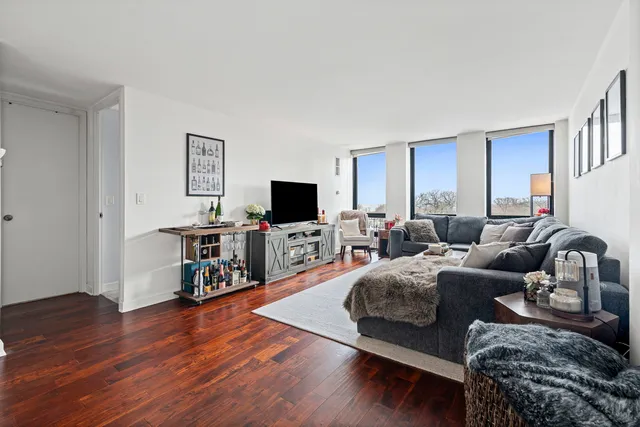 $300,000 | 1660 North LaSalle Drive, Unit 609, Chicago, IL 60614