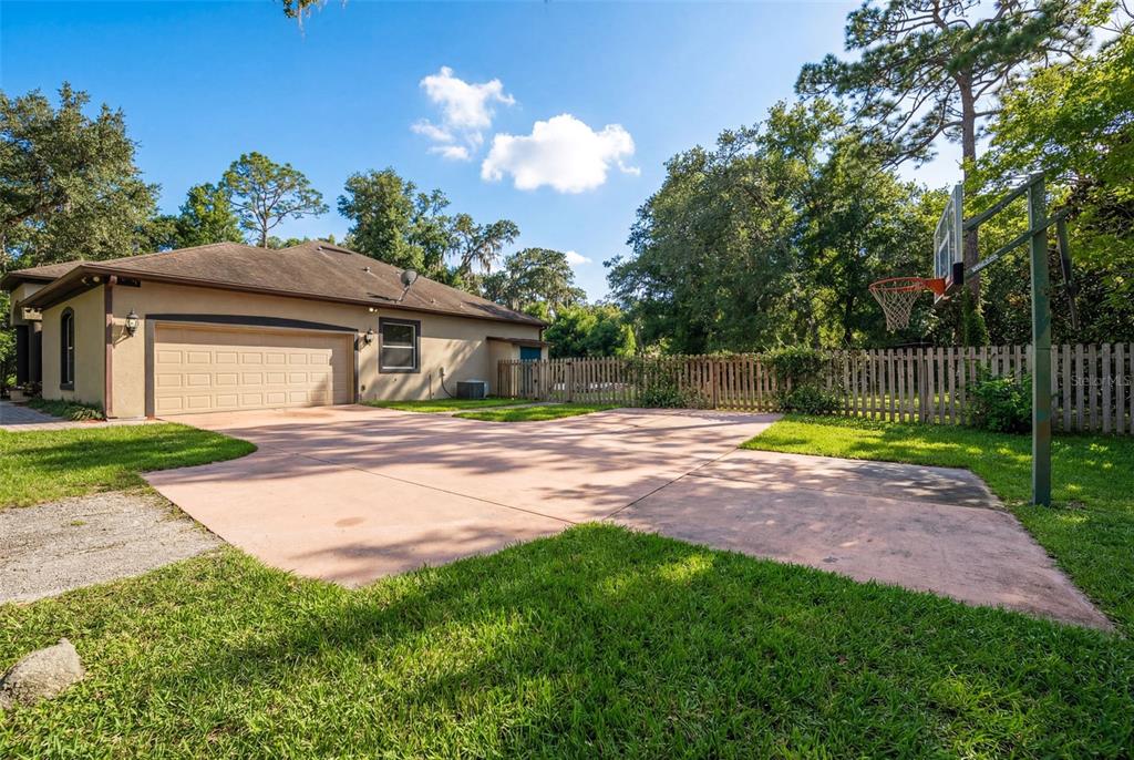 5130 Morning Dew Loop Oviedo, FL 32765 - Photo 32 of 38 a view of back yard of the house