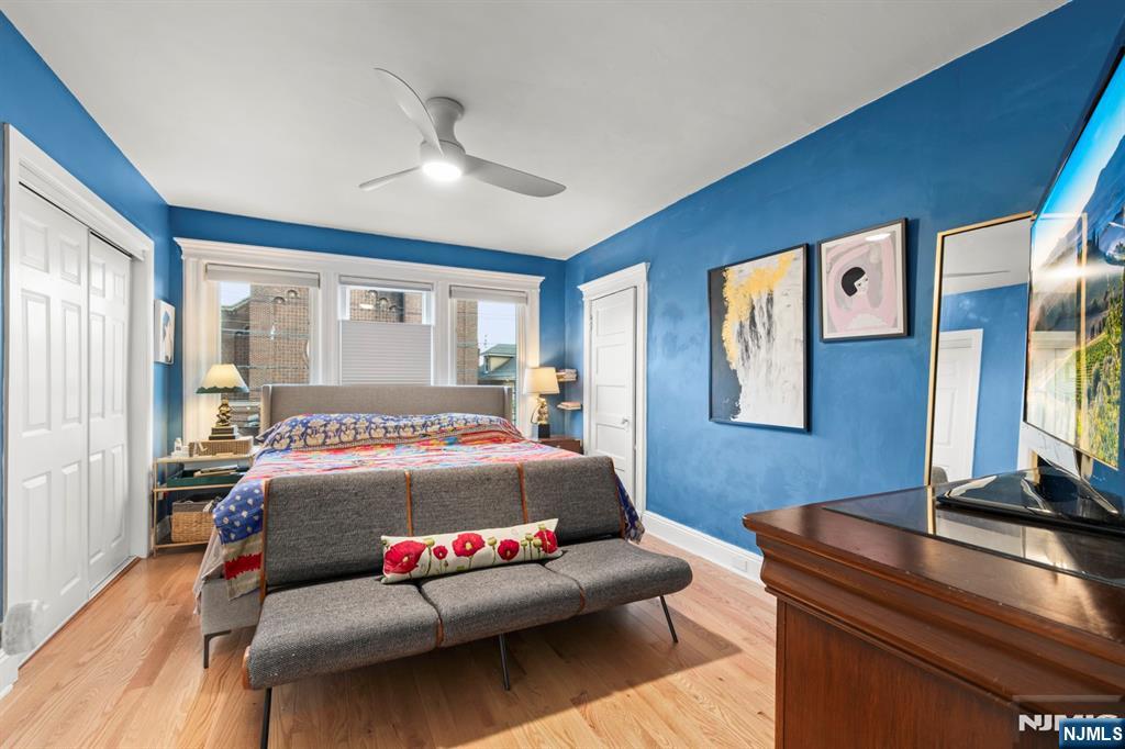 370 Undercliff Avenue Edgewater, NJ 07020 - Photo 22 of 35 a bedroom with a bed window and couch