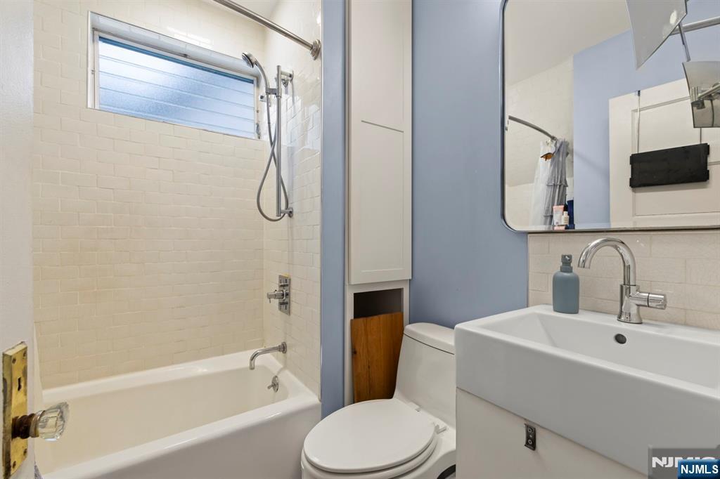 370 Undercliff Avenue Edgewater, NJ 07020 - Photo 28 of 35 a bathroom with a toilet sink and bathtub