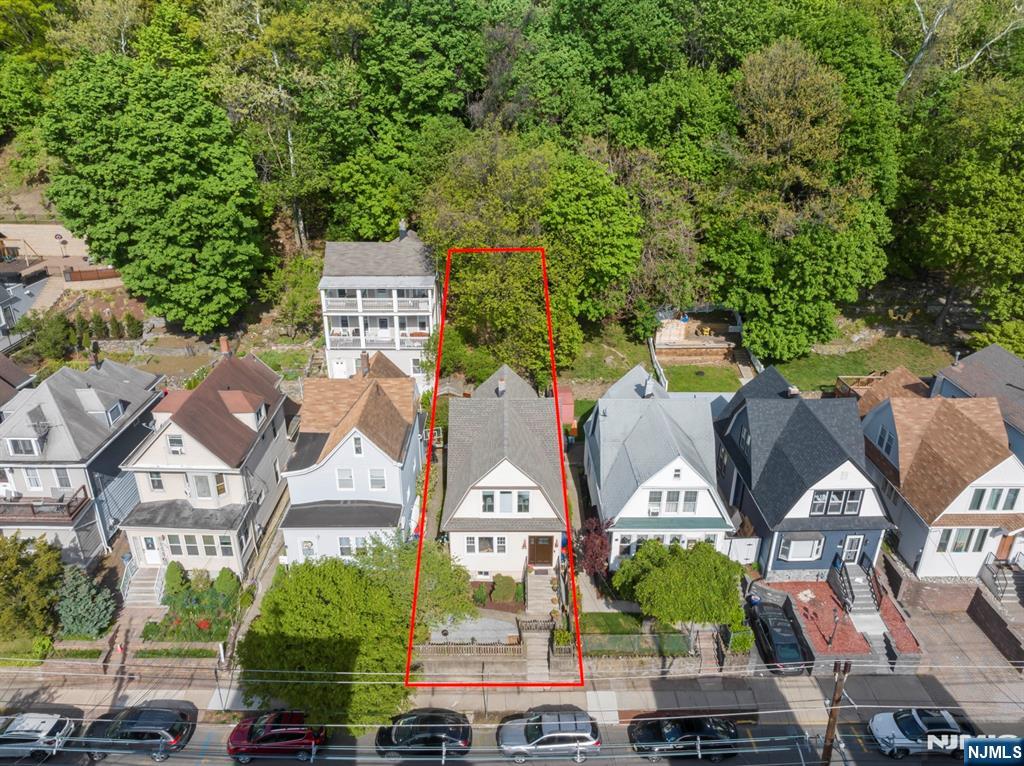 370 Undercliff Avenue Edgewater, NJ 07020 - Photo 4 of 35 an aerial view of multiple houses