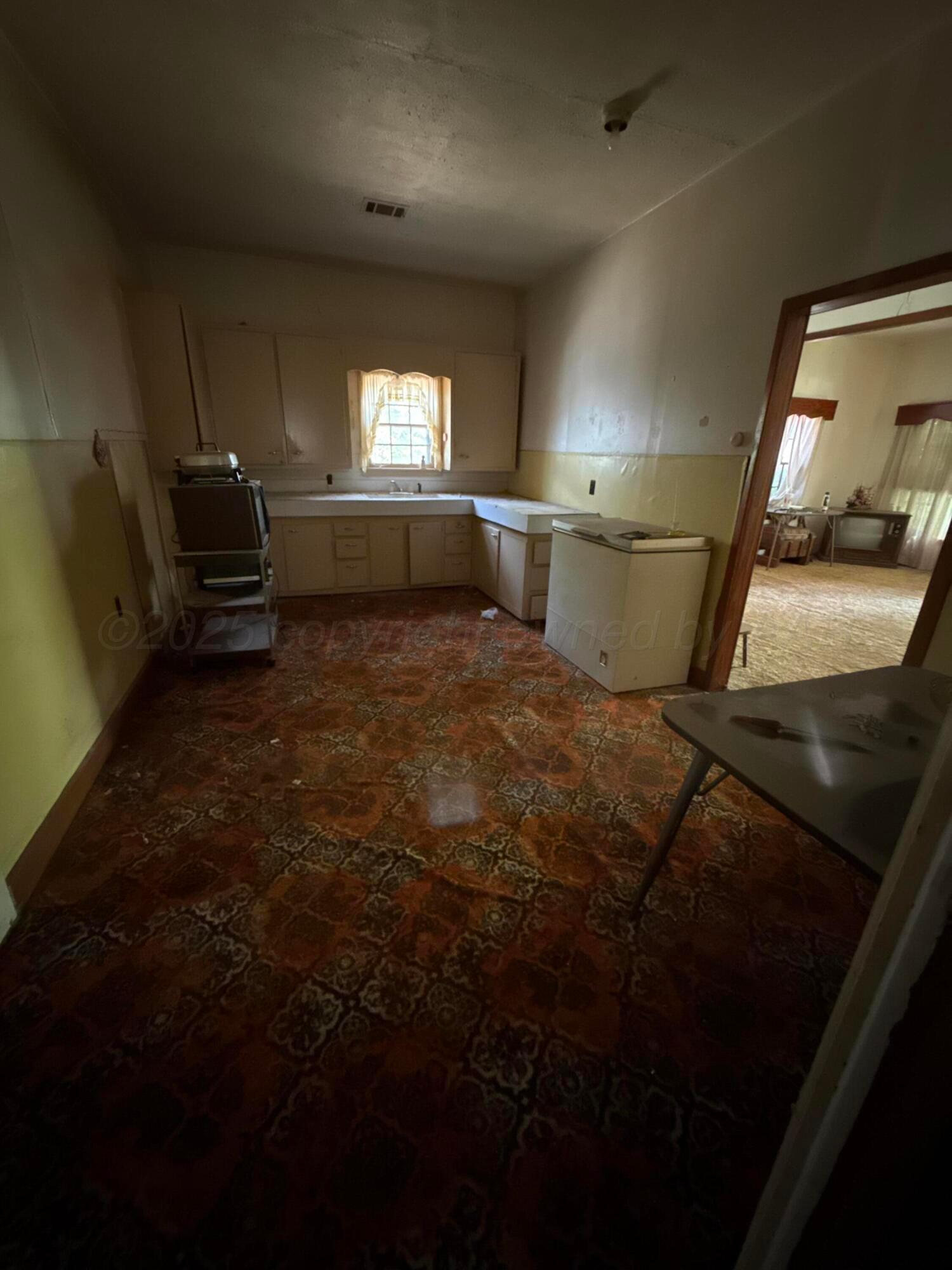 607 Clarendon Street McLean, TX 79057 - Photo 15 of 17 a view of an empty room and a kitchen