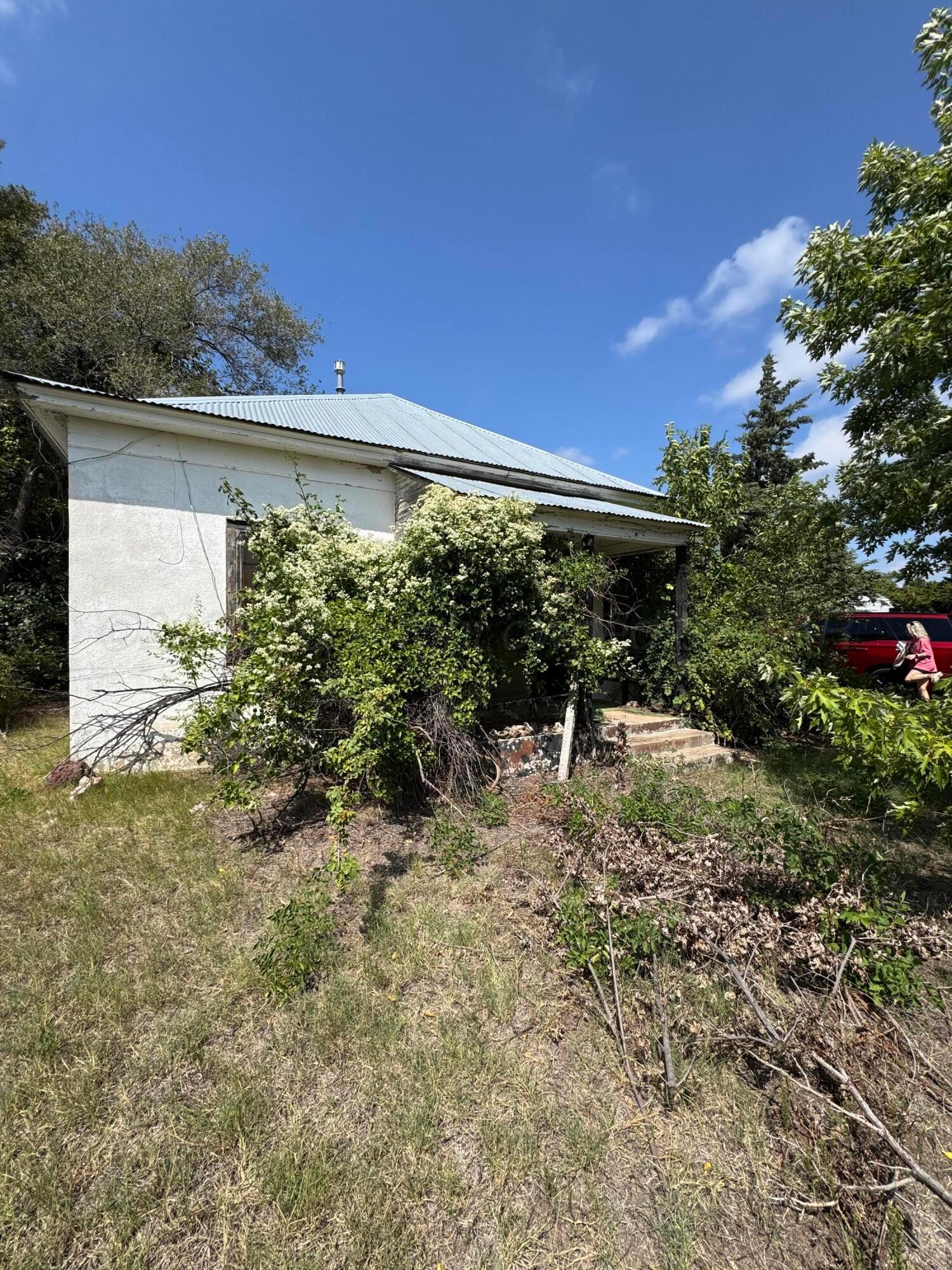 607 Clarendon Street McLean, TX 79057 - Photo 2 of 17