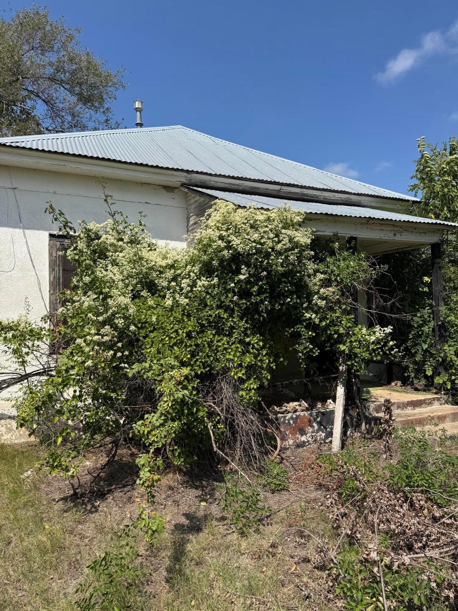 607 Clarendon Street McLean, TX 79057 - Photo 3 of 17 a view of a garden