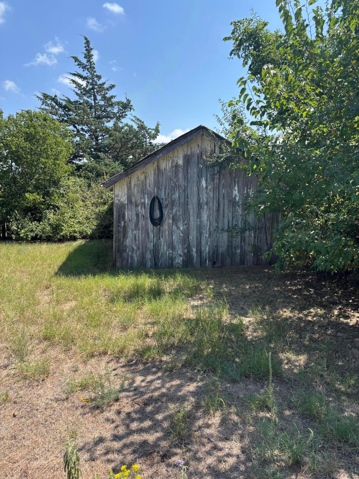 607 Clarendon Street McLean, TX 79057 - Photo 10 of 17 a backyard of a house