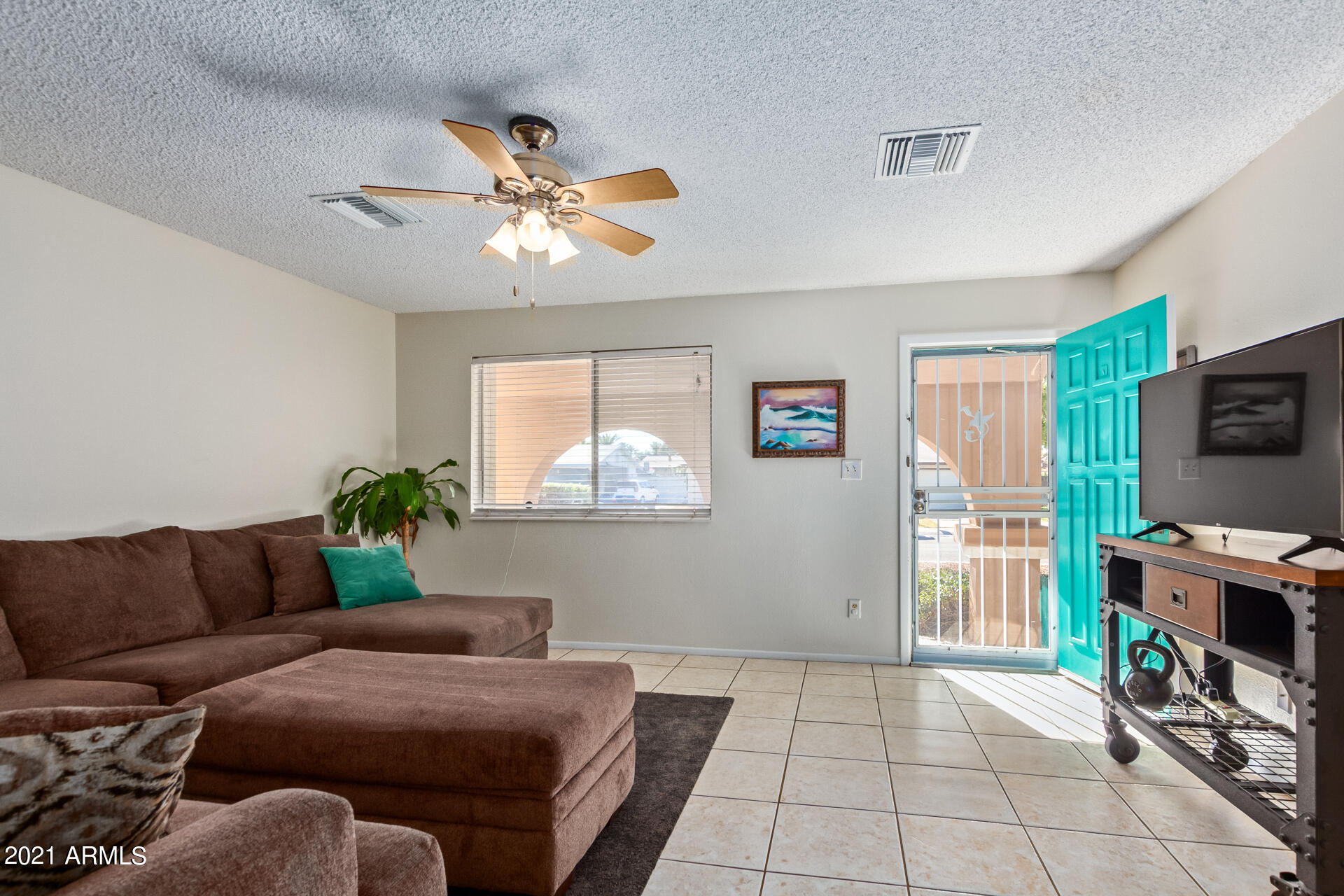 3736 West Charter Oak Road Phoenix, AZ 85029 - Photo 6 of 40 LIVING ROOM
