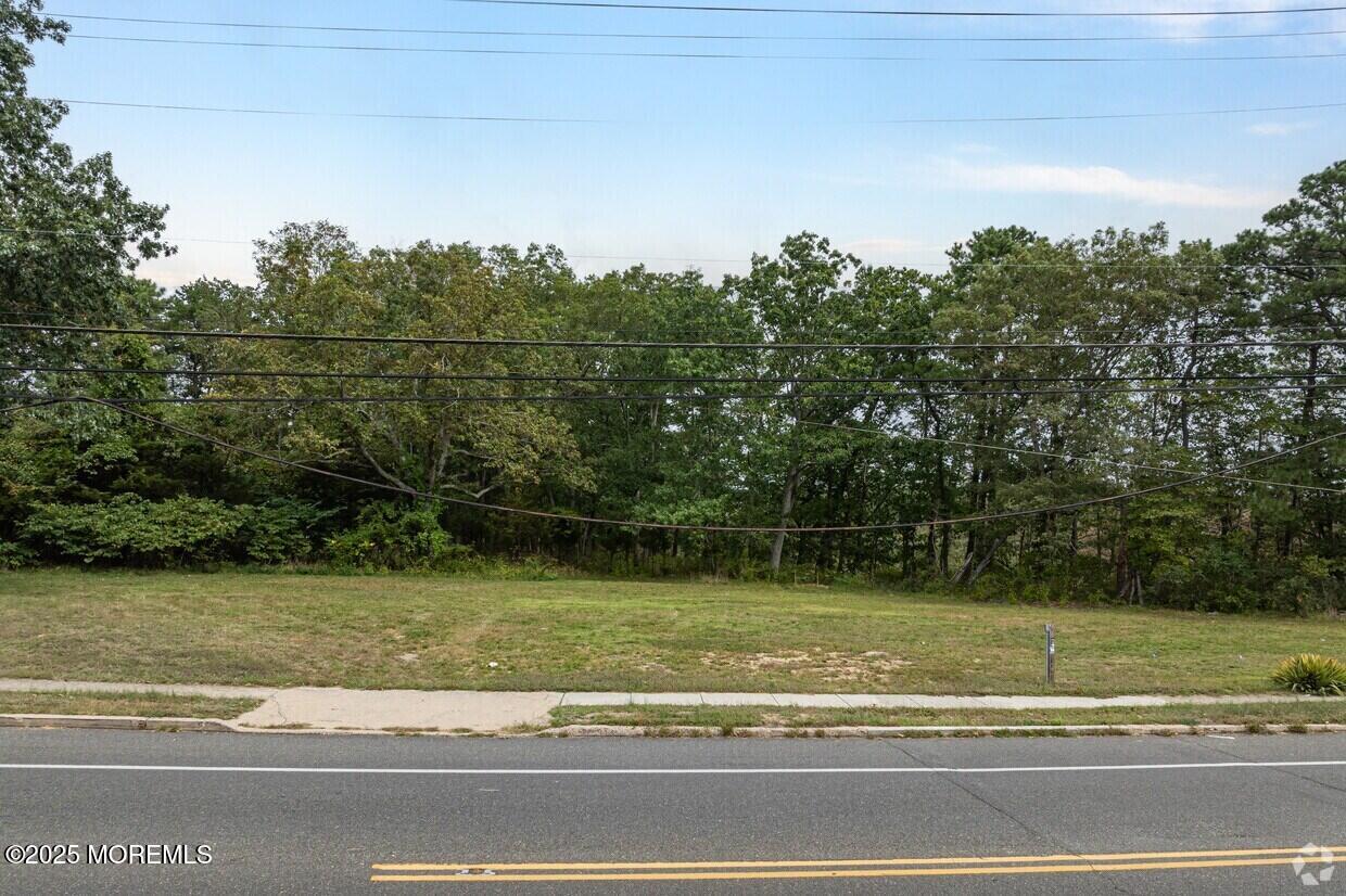 354 Lakehurst Road Toms River, NJ 08755 - Photo 20 of 28 a view of a swimming pool and a yard