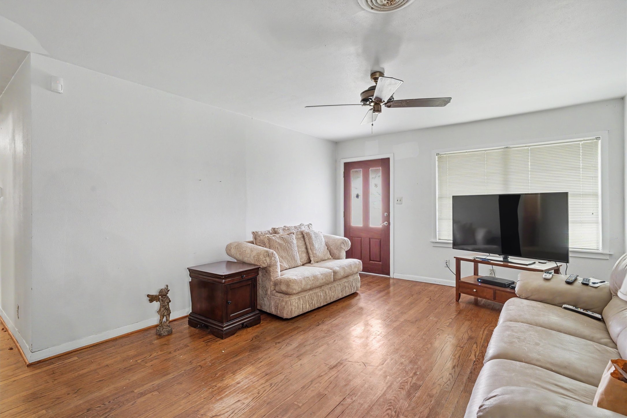 7833 Almeda Genoa Road Houston, TX 77075 - Photo 4 of 21 a living room with furniture and a flat screen tv