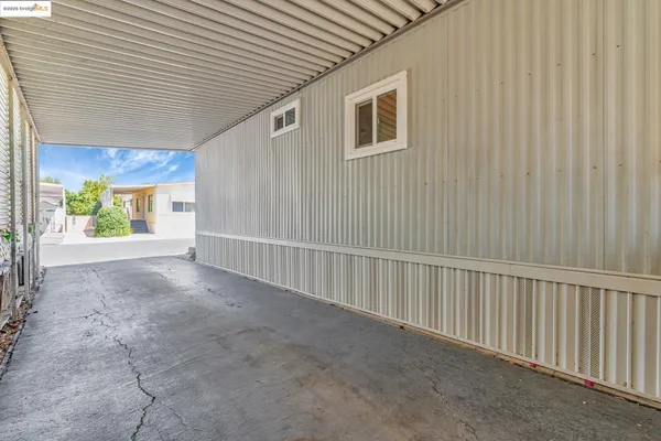 a view of a house with backyard