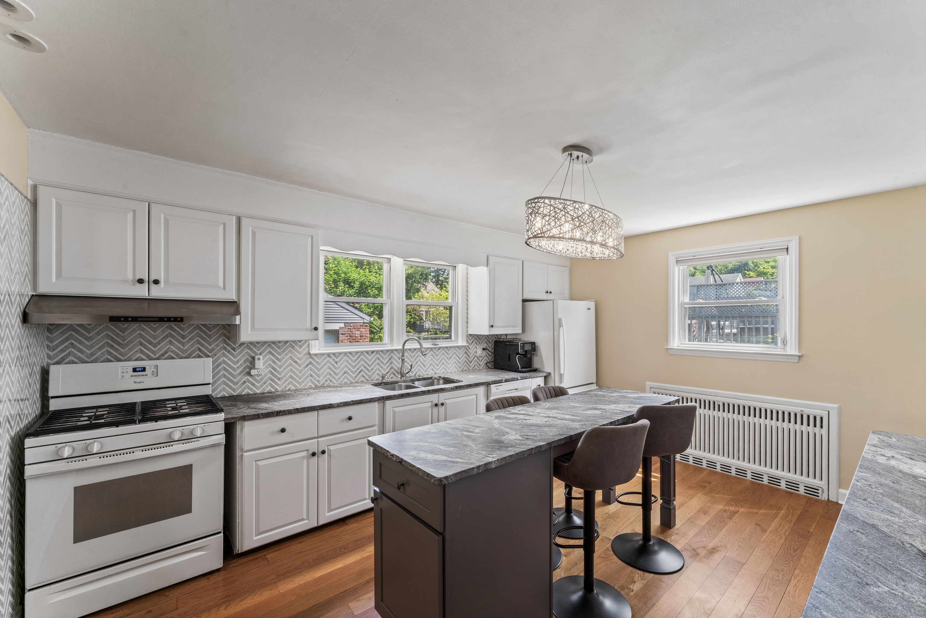 112 4th Street Stamford, CT 06905 - Photo 8 of 40