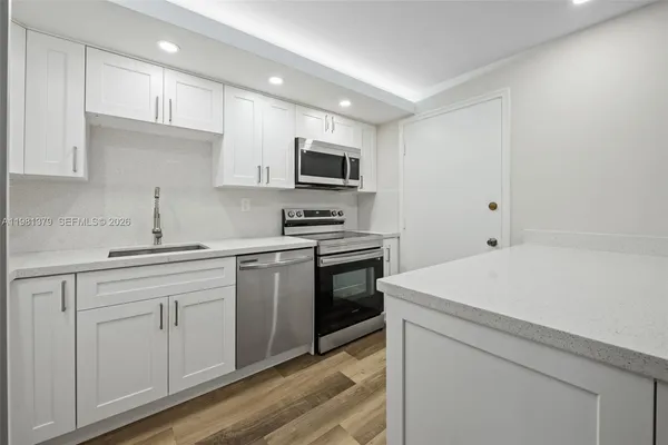 $2,900 | 8107 Southwest 72nd Avenue, Unit 410E, Miami, FL 33143