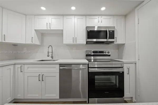 $2,900 | 8107 Southwest 72nd Avenue, Unit 410E, Miami, FL 33143