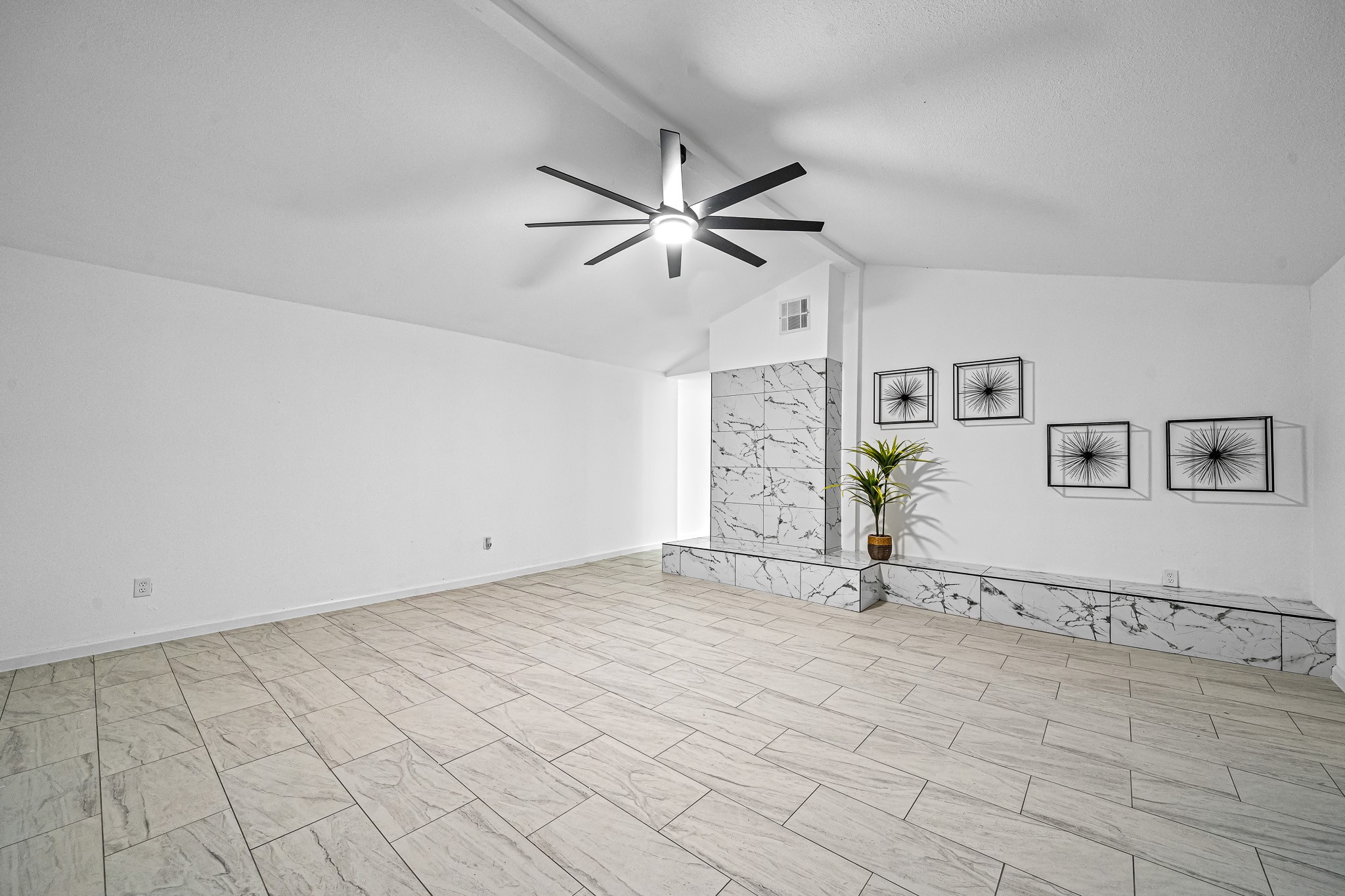 6706 Trigate Drive Houston, TX 77489 - Photo 26 of 40 a view of a livingroom with a ceiling fan and window