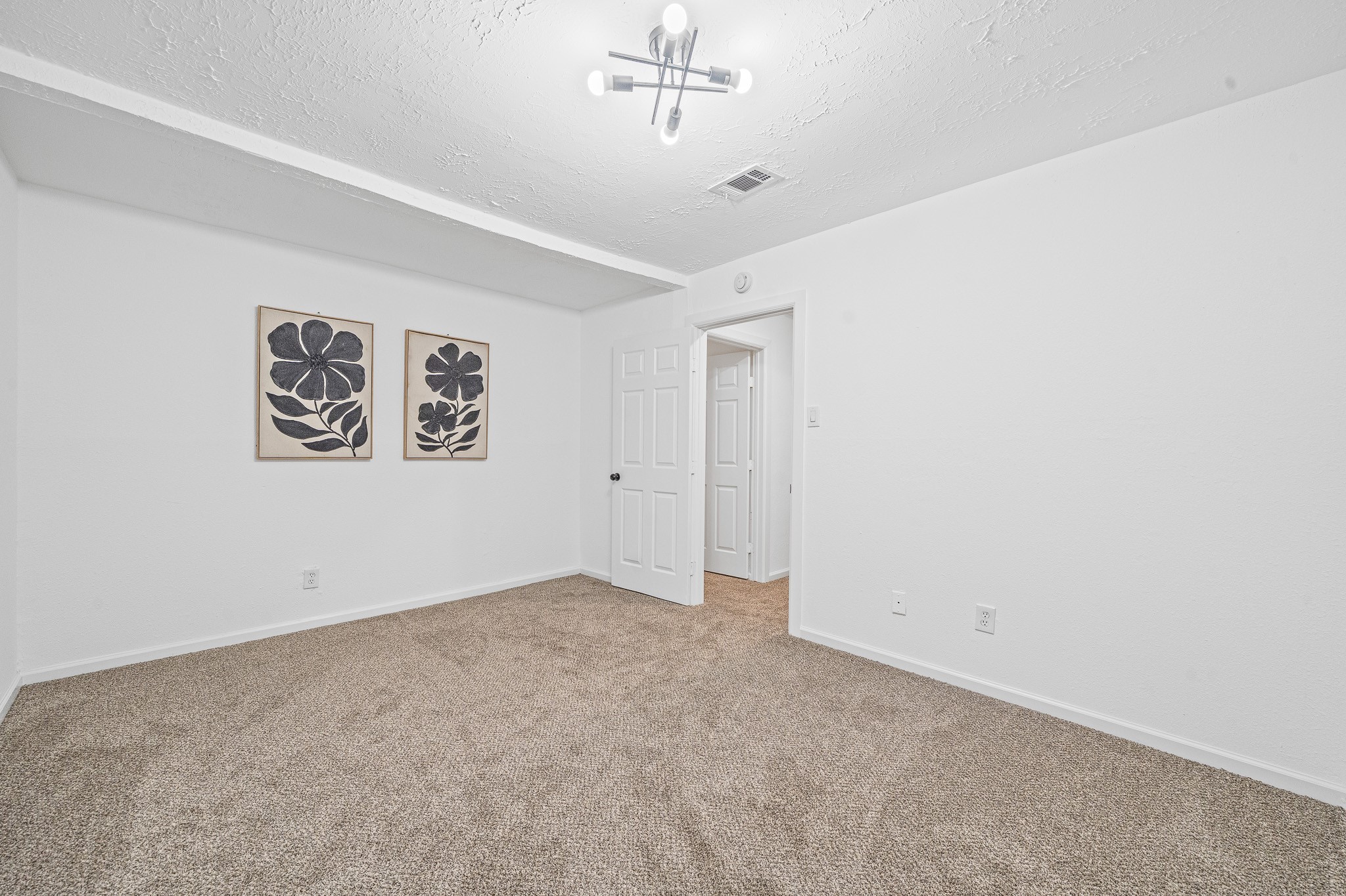 6706 Trigate Drive Houston, TX 77489 - Photo 28 of 40 an empty room with windows