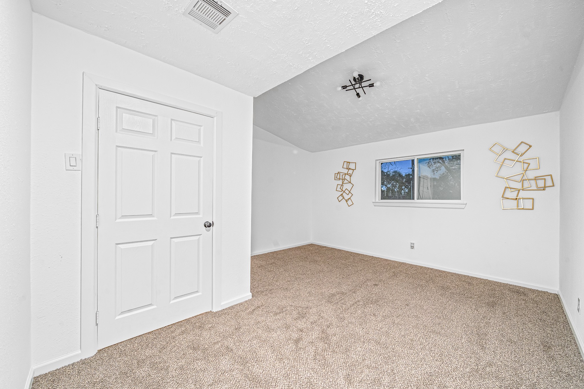 6706 Trigate Drive Houston, TX 77489 - Photo 29 of 40 an empty room with windows