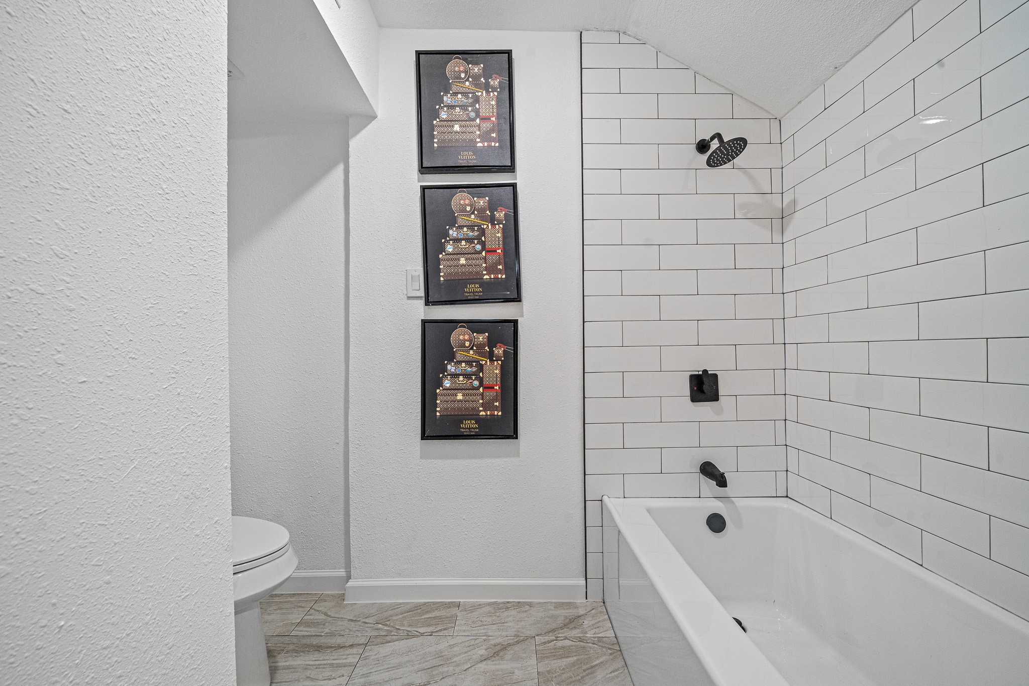 6706 Trigate Drive Houston, TX 77489 - Photo 38 of 40 a bathroom with a bathtub and shower