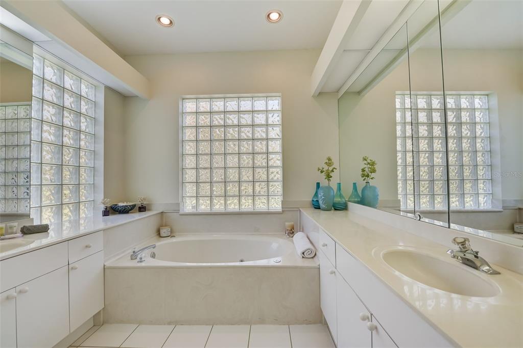 4653 Hadfield Drive Sarasota, FL 34235 - Photo 37 of 81