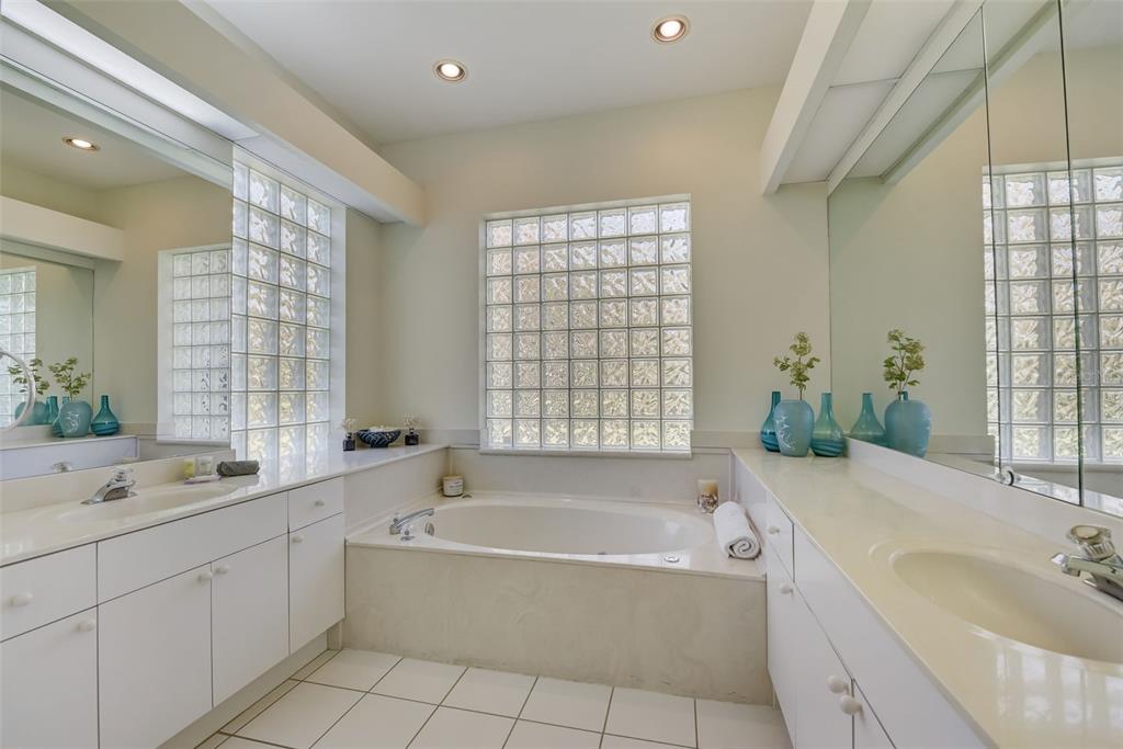 4653 Hadfield Drive Sarasota, FL 34235 - Photo 38 of 81