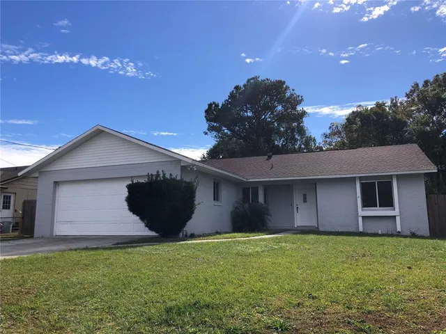 a view of a house with a yard