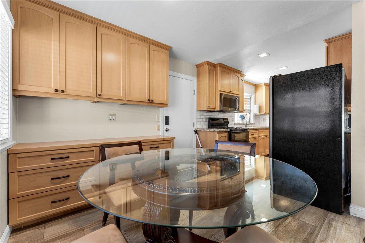 3594 Echo Road Redding, CA 96002 - Photo 33 of 62 Dining room
