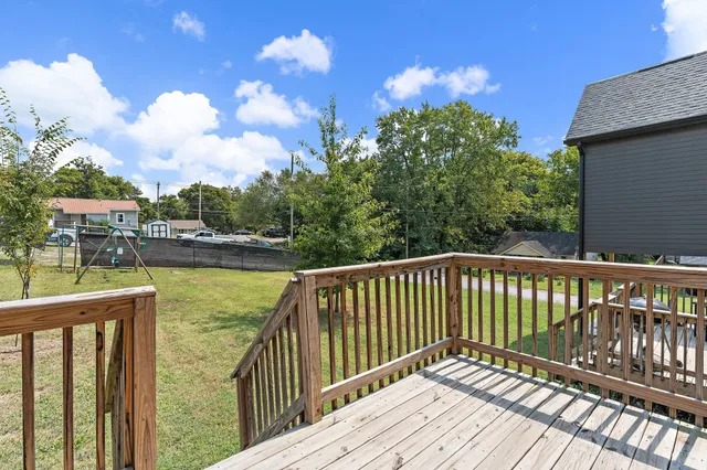 a view of a house with backyard