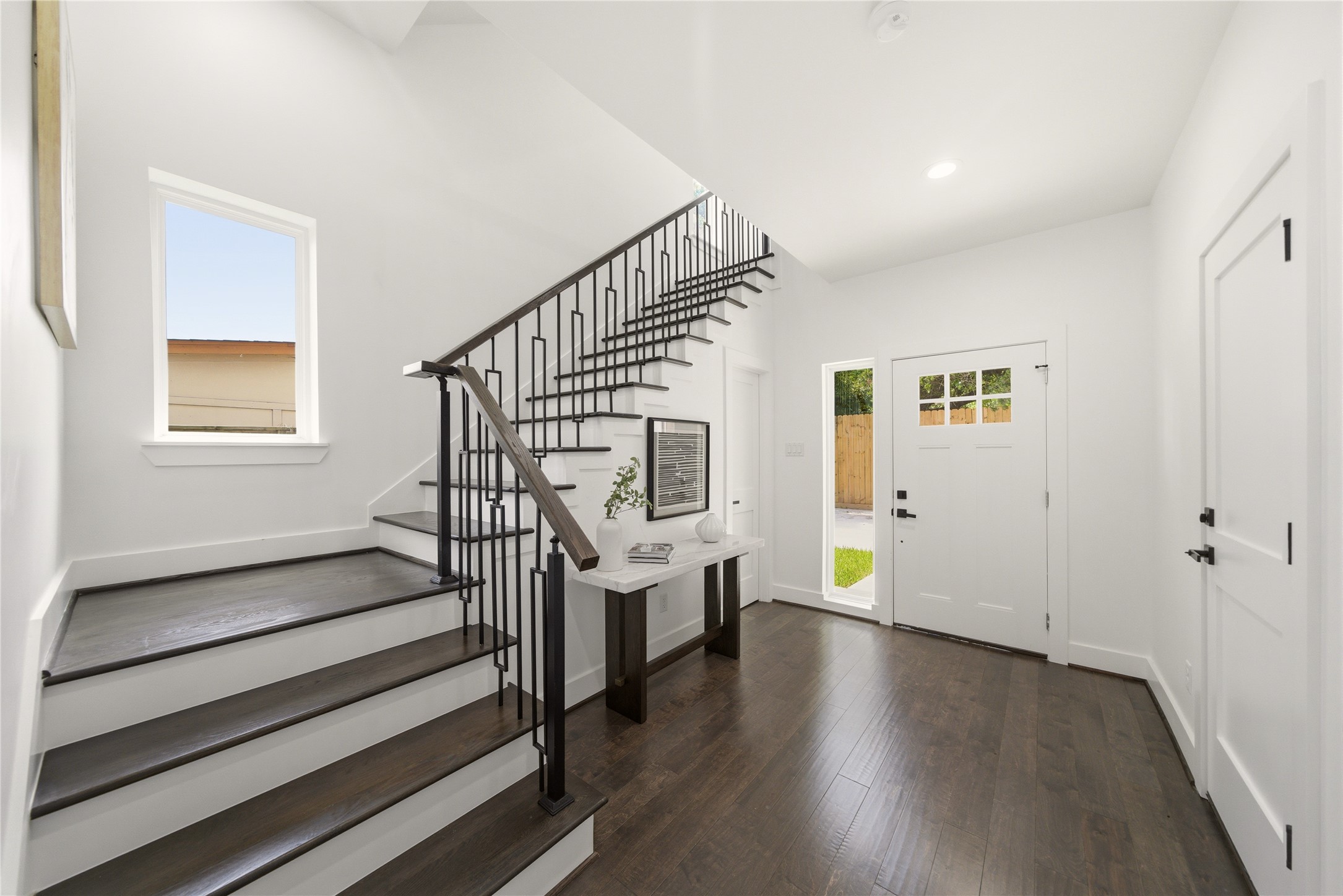 5024 Winnetka Street, Unit A Houston, TX 77021 - Photo 14 of 19 Large foyer/entry way.