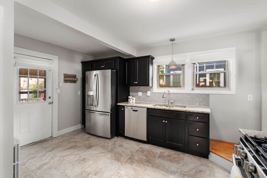 107 Perkins Street Springfield, MA 01118 - Photo 8 of 29