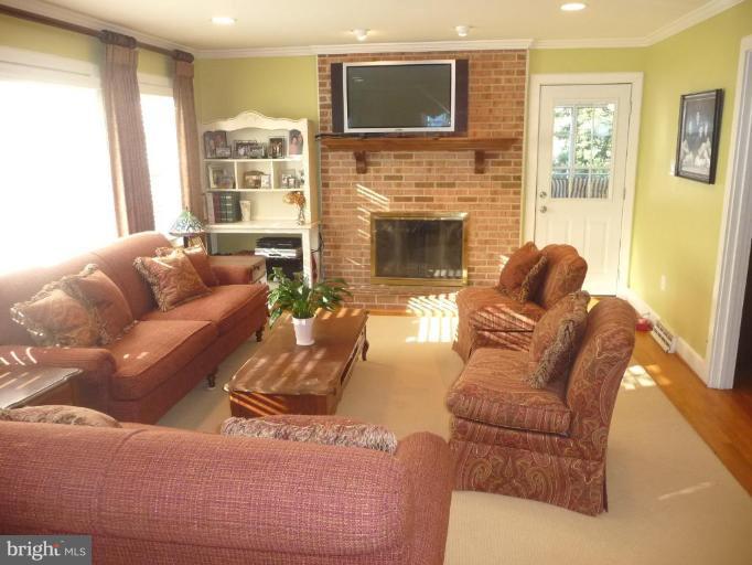 2818 Rifle Ridge Road Oakton, VA 22124 - Photo 10 of 23 Family Room