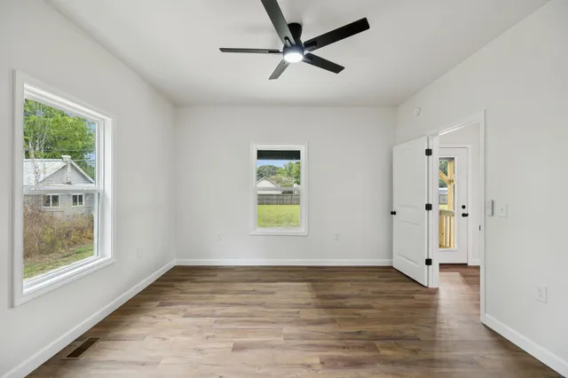 a view of a house with backyard