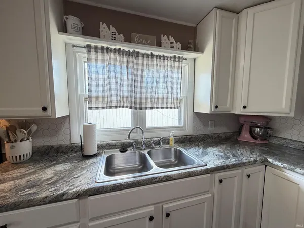 $154,000 | 504 Indiana Avenue, Veedersburg, IN 47987