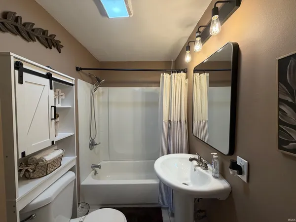 $154,000 | 504 Indiana Avenue, Veedersburg, IN 47987