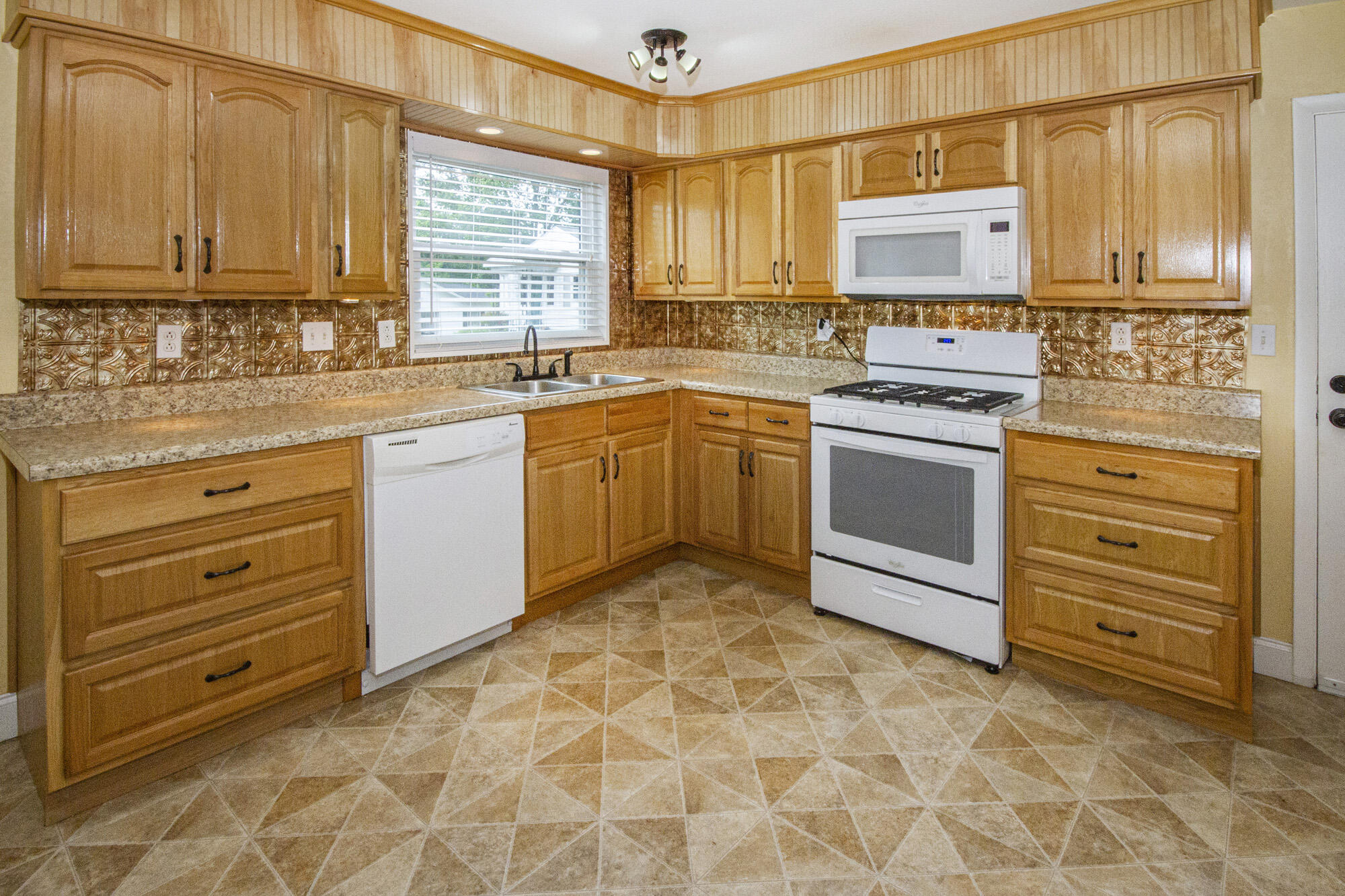 113 Tilden Road Oak Ridge, TN 37830 - Photo 33 of 36 Kitchen with Gas stove!