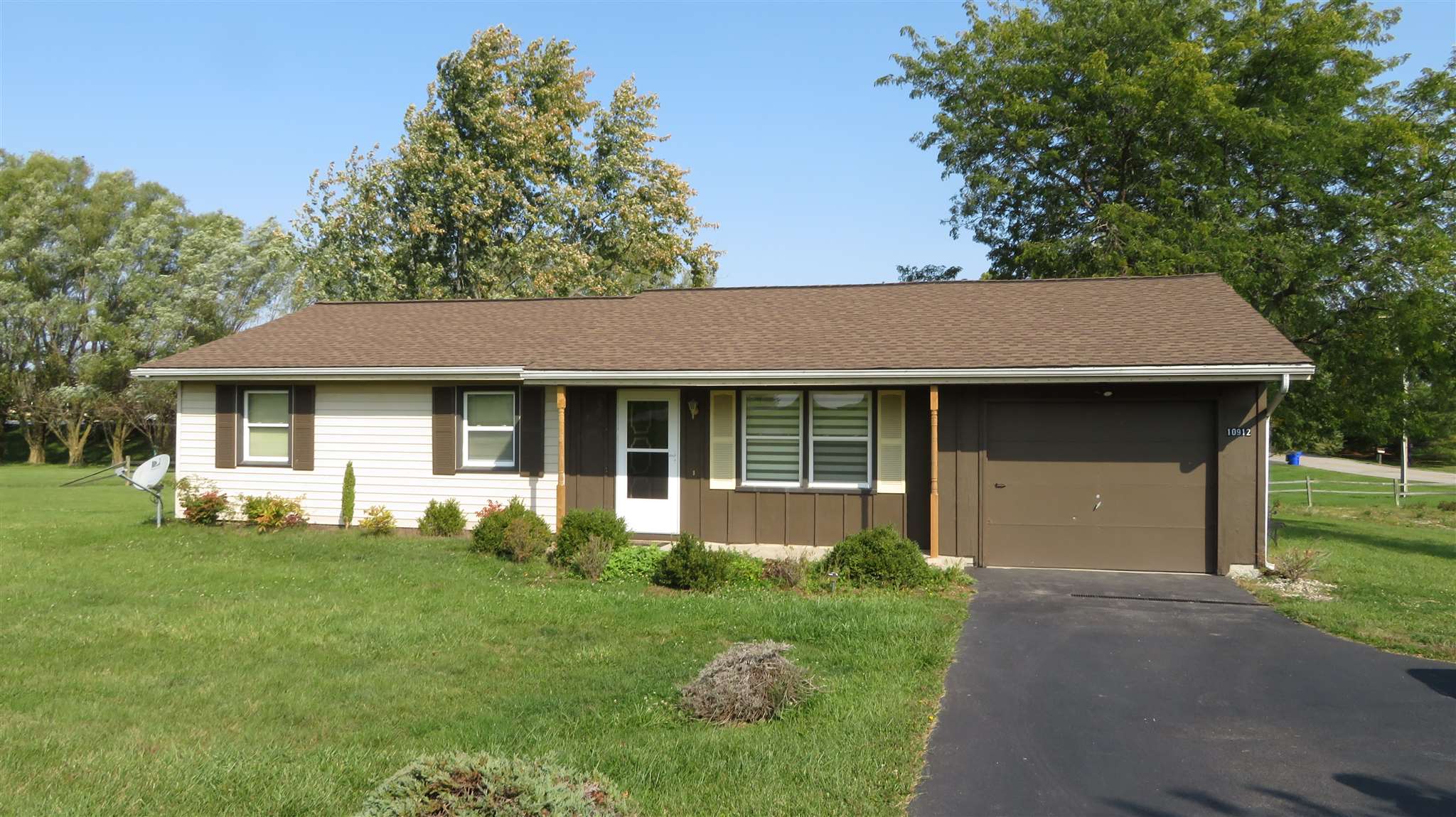 10912 Yoder Road Roanoke, IN 46783 - Photo 1 of 10