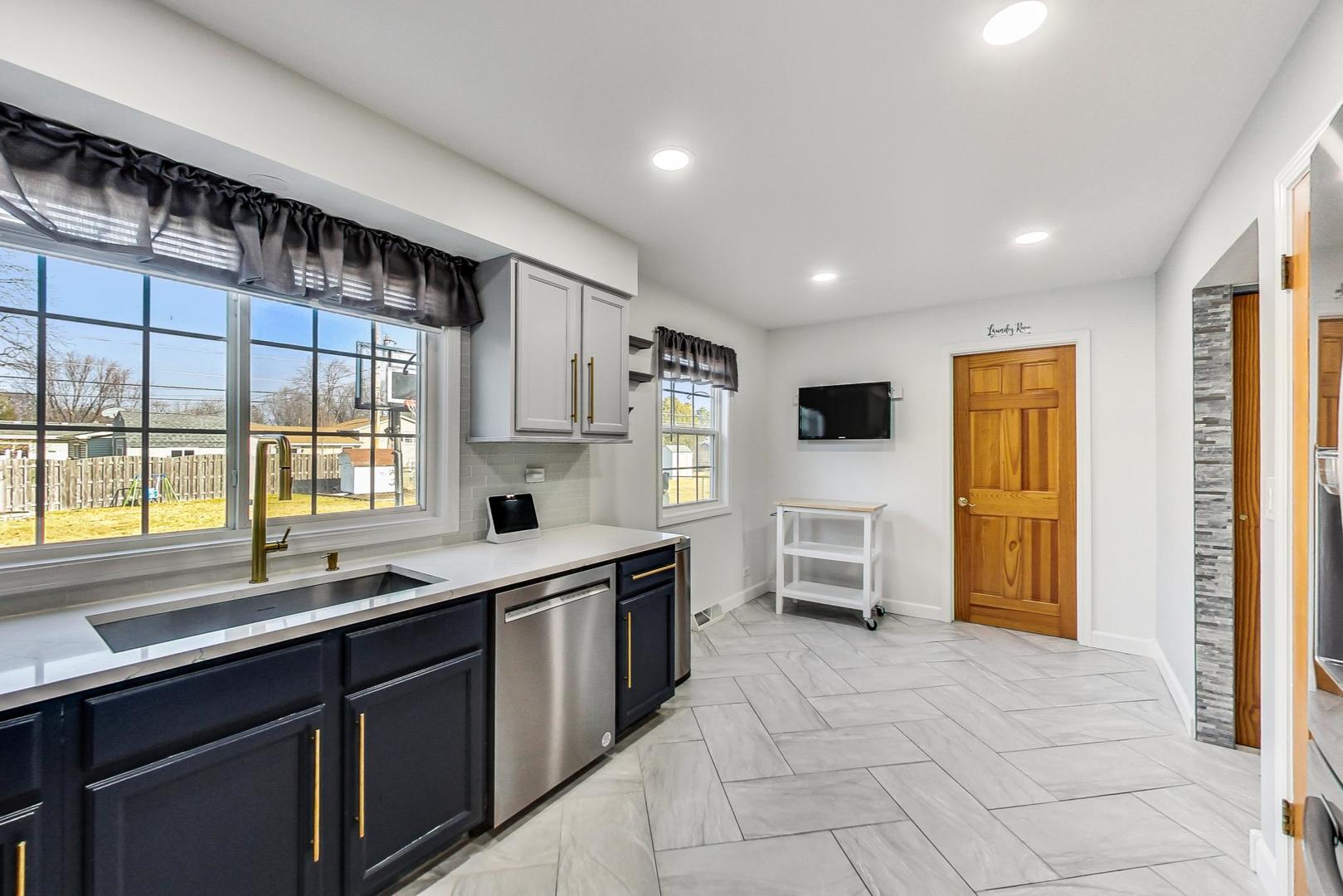1810 Fairfield Road Lindenhurst, IL 60046 - Photo 8 of 32 Gallery Image 8