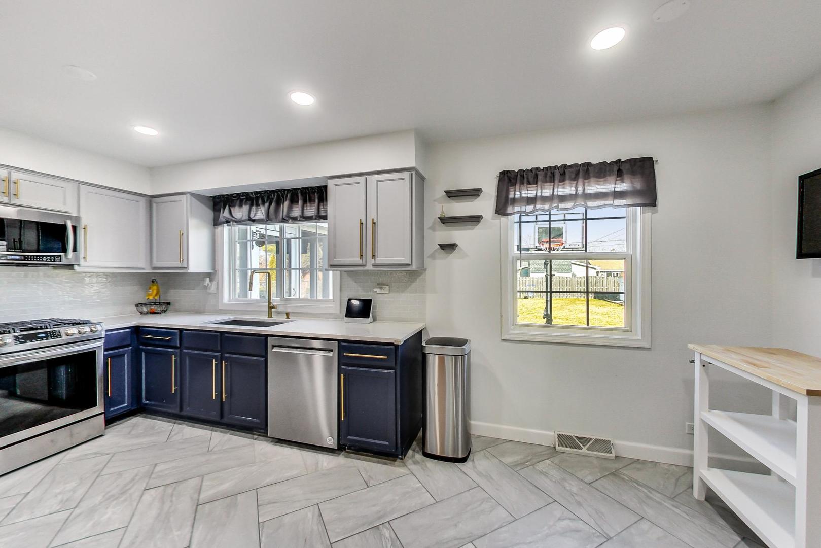 1810 Fairfield Road Lindenhurst, IL 60046 - Photo 10 of 32 Gallery Image 10