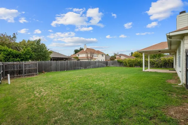 a view of a backyard