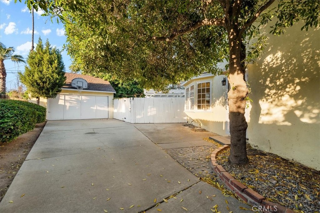 2807 Wyoming Way Riverside, CA 92506 - Photo 31 of 40 a front view of a house with a yard and garage
