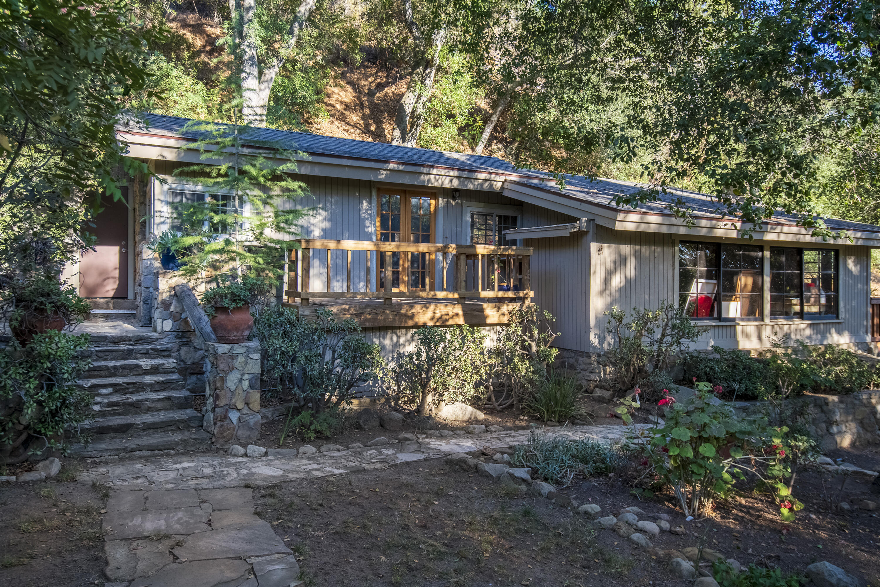 12615 Koenigstein Road Santa Paula, CA 93060 - Photo 33 of 40 a front view of a house with garden