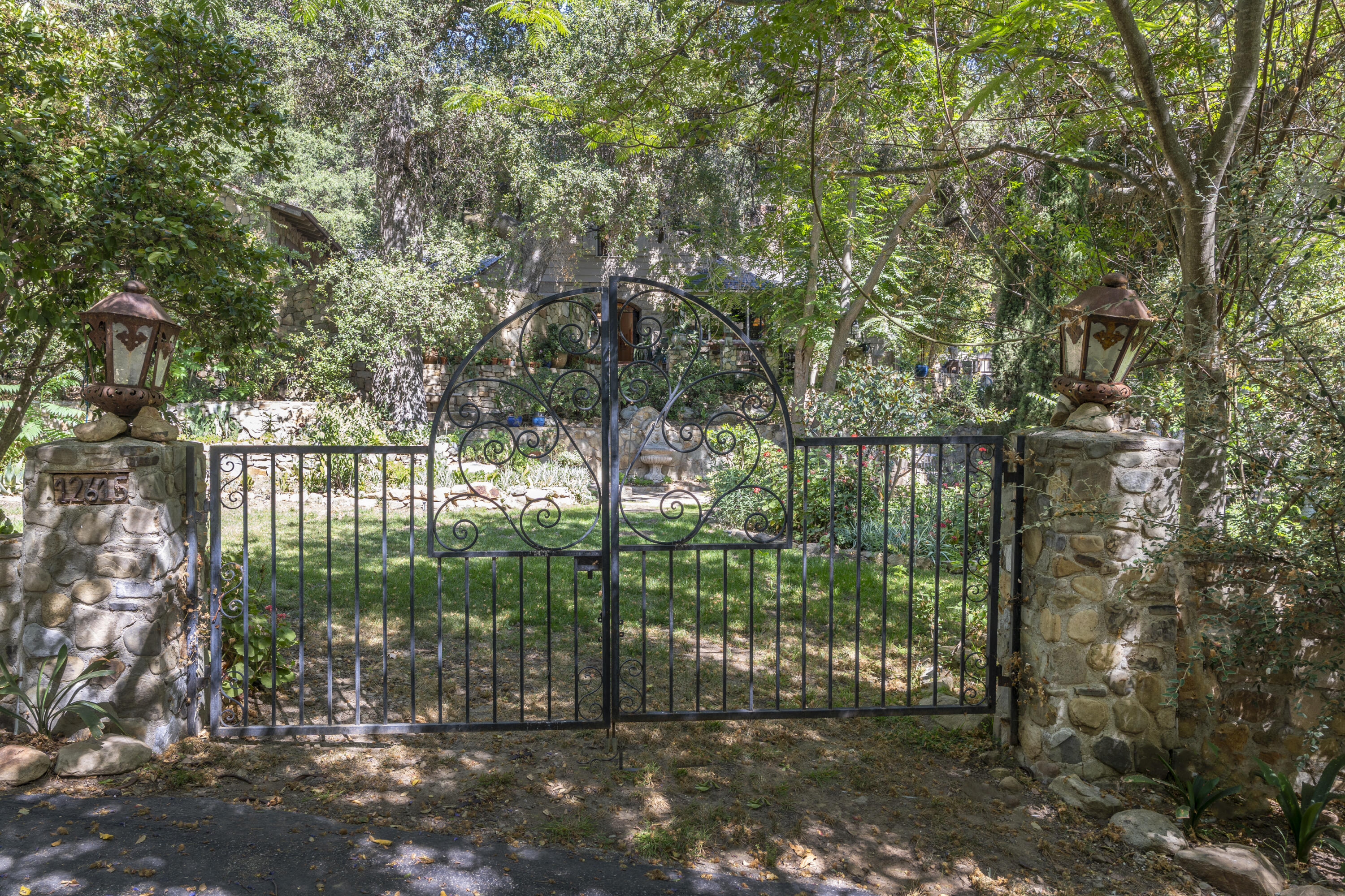 12615 Koenigstein Road Santa Paula, CA 93060 - Photo 35 of 40 a view of a yard with a tree
