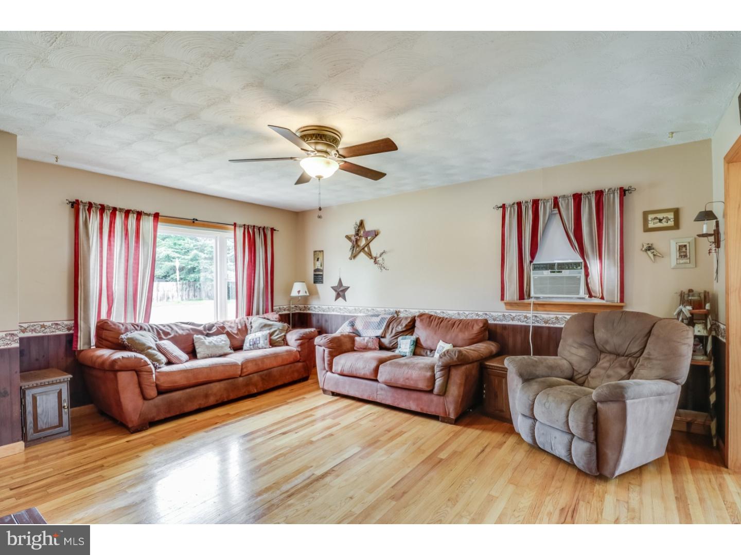 698 Manfield Road Newark, DE 19713 - Photo 4 of 16 Living Room