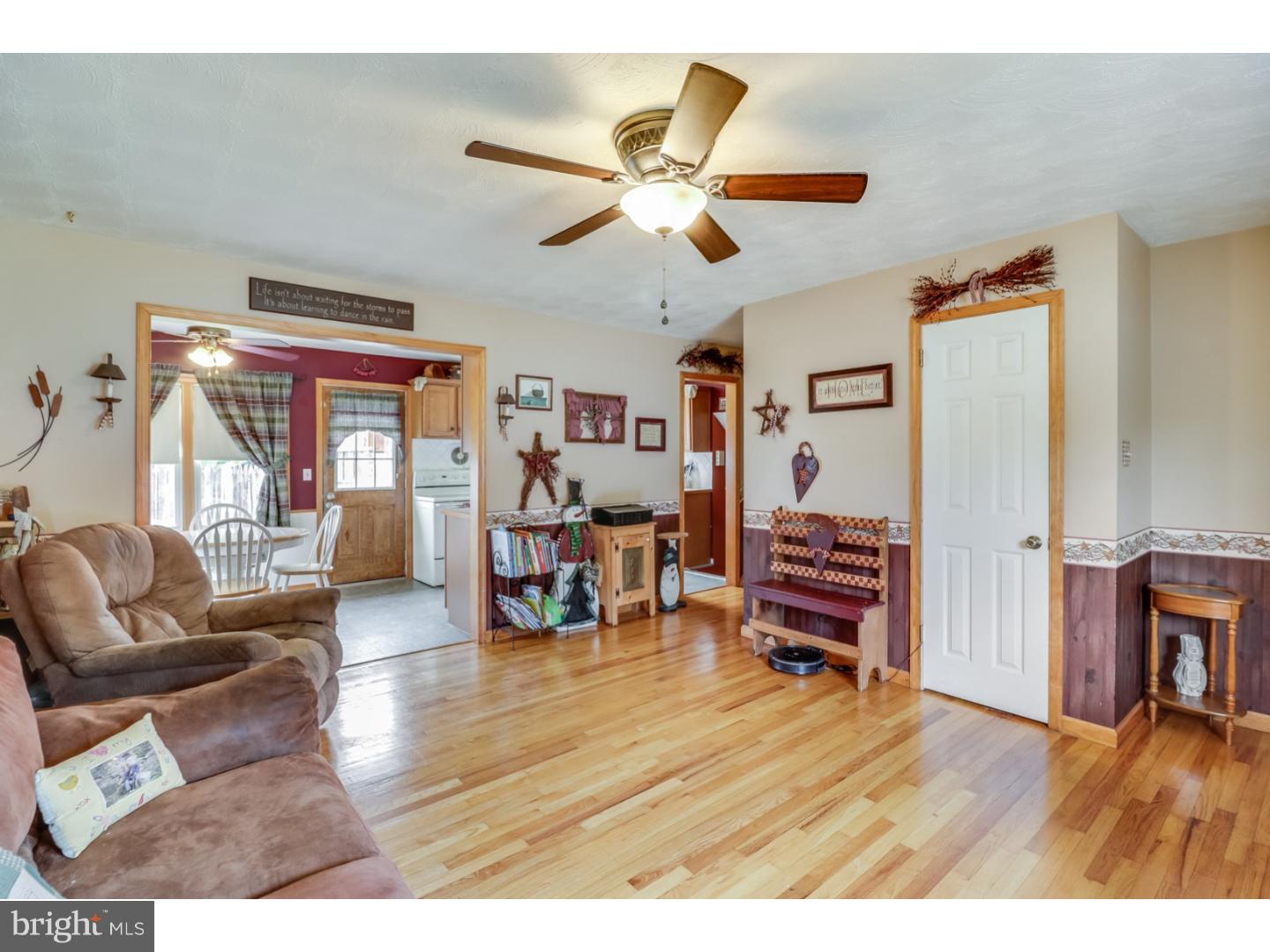 698 Manfield Road Newark, DE 19713 - Photo 5 of 16 Living Room