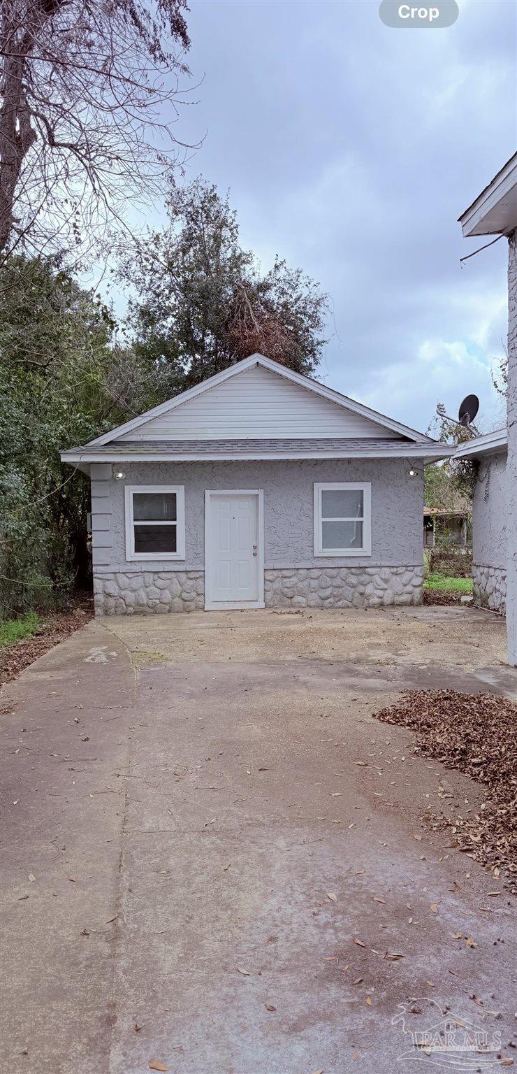 2901 North Hayne Street Pensacola, FL 32503 - Photo 2 of 11 front view of a house with a yard