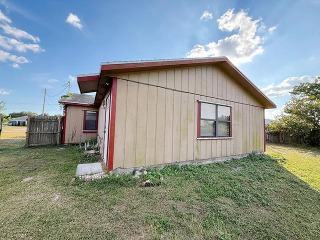 a view of a house with backyard