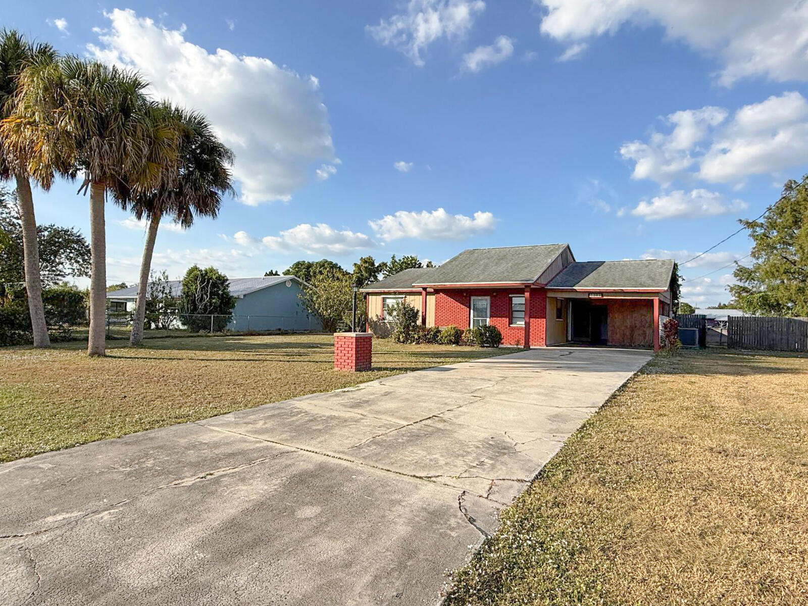 2361 Southeast 27th Street Okeechobee, FL 34974 - Photo 21 of 31 a front view of a house with a garden and yard